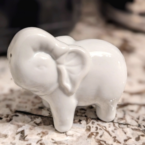 Porcelain Elephant Salt Pepper Set by BIA Cordon Bleu - Picture 4 of 5